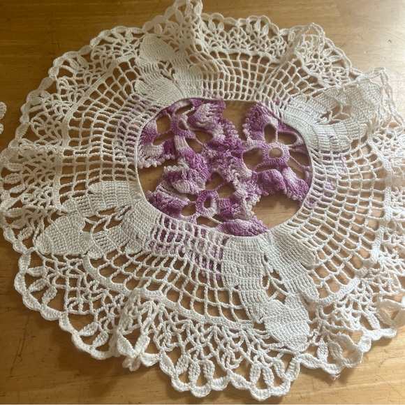 Vintage 32” crocheted lace round table cover with matching doily - Picture 3 of 3
